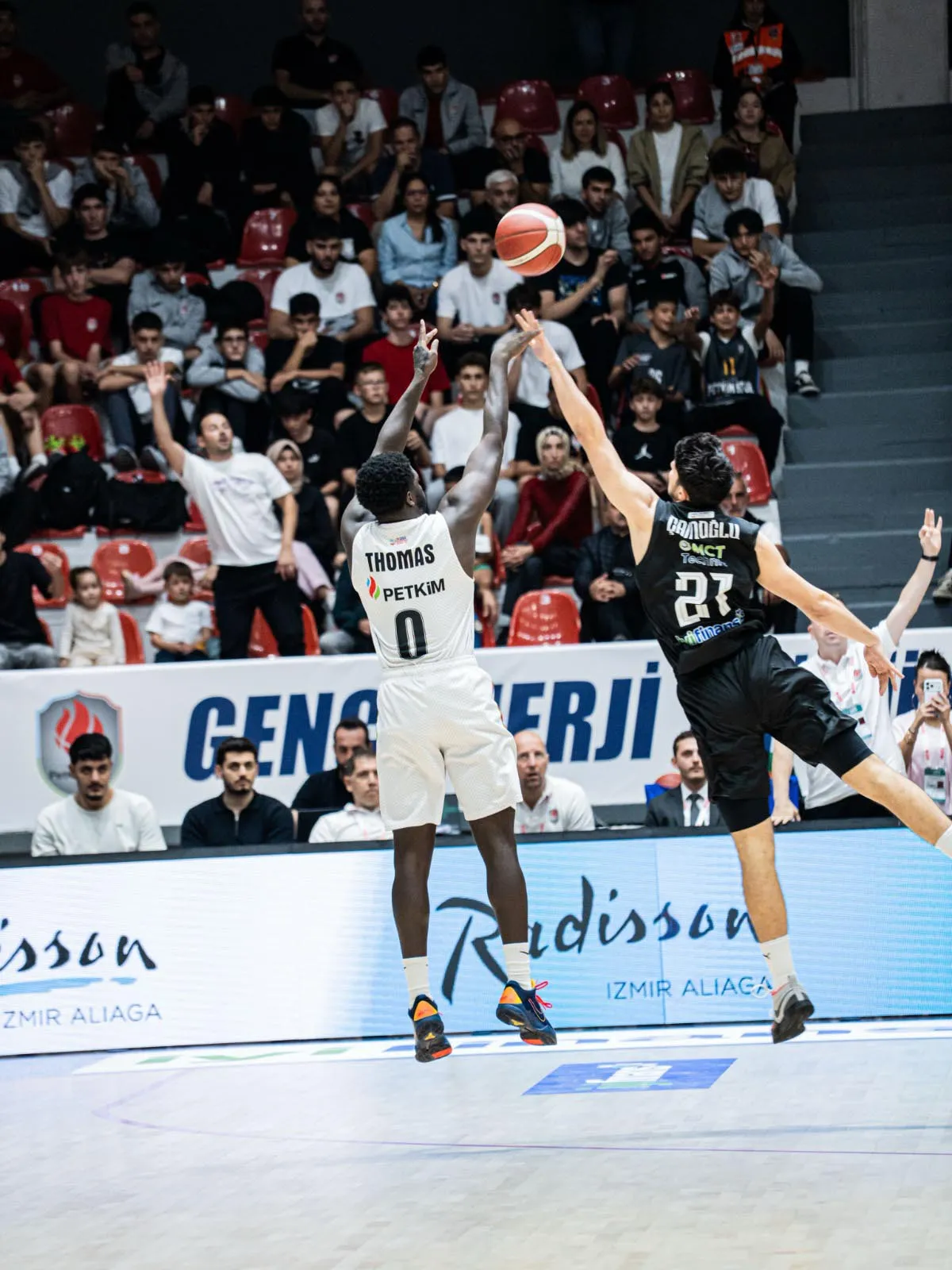 Enka Salonu'nda nefes kesen final: Petkimspor son saniyede yıkıldı