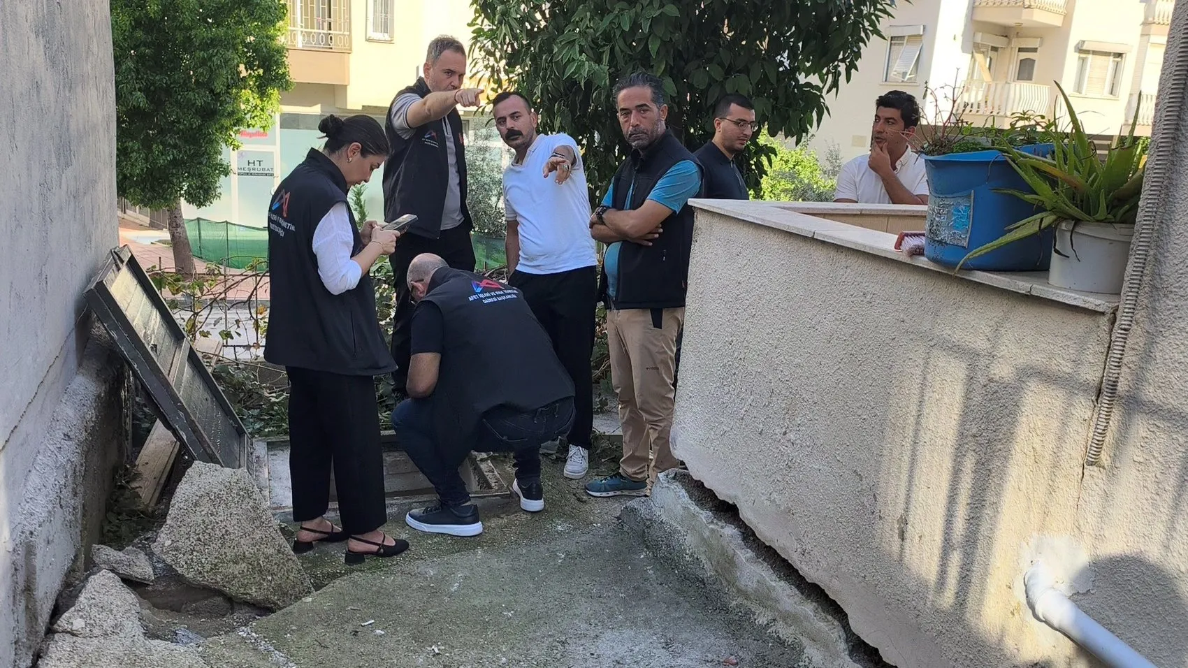 Mersin'de korku dolu gece: 40 kişi evlerinden tahliye edildi