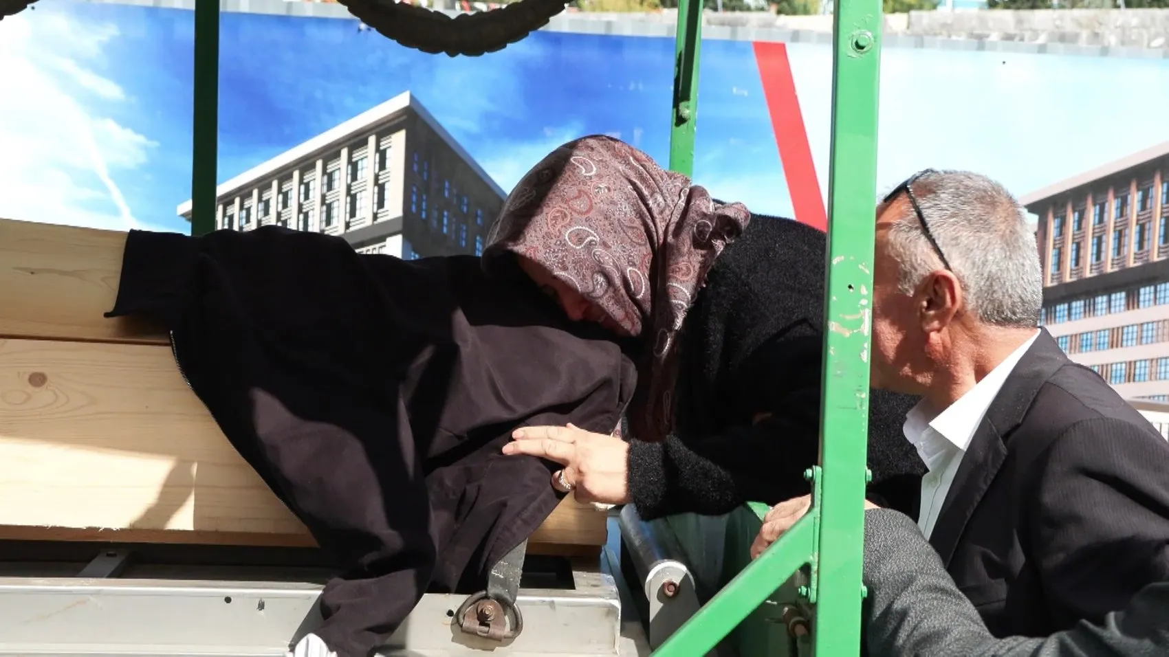 İşten atılma korkusuyla ölüme gönderildiler: Çocukluk arkadaşları yağmurda tabela montajına zorlandı