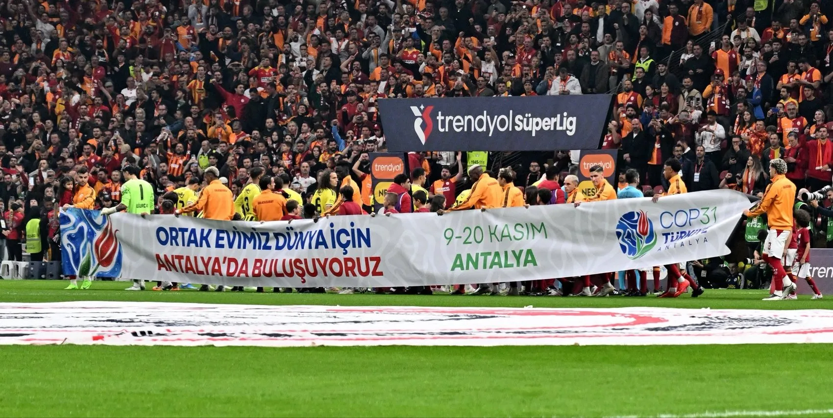 Yeşil sahalardan iklim zirvesine: Bakan Kurum'dan futbol dünyasına teşekkür