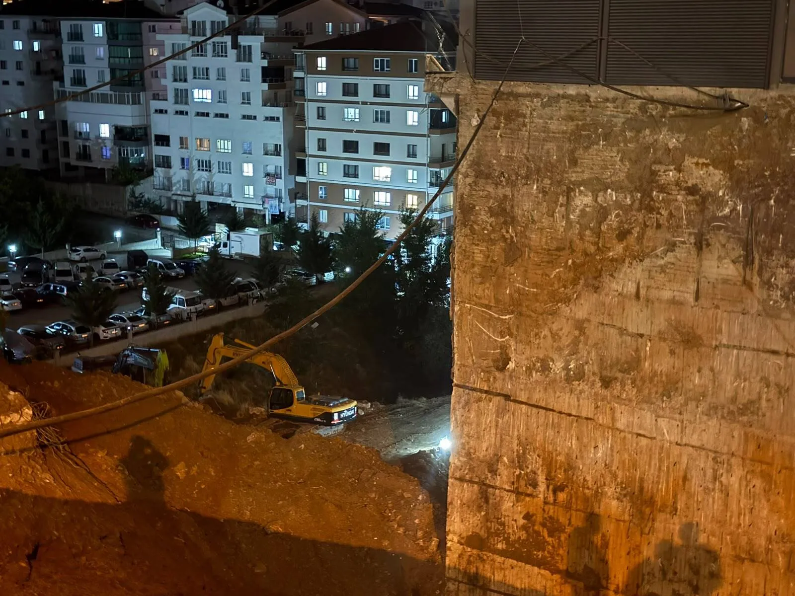Başkentte korkutan manzara: 17 katlı binanın temeli gözler önüne serildi