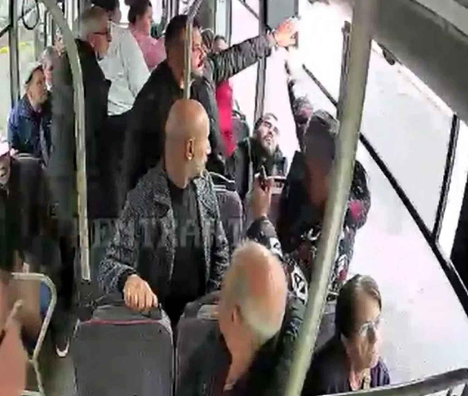 Edirne'de toplu taşımada panik anları: Şoförlerin soğukkanlı müdahalesi kamerada
