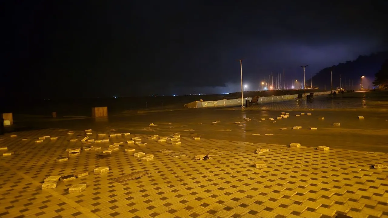 Mudanya sahilinde doğa öfkesini kustu: Dev dalgalar kordonu yerle bir etti