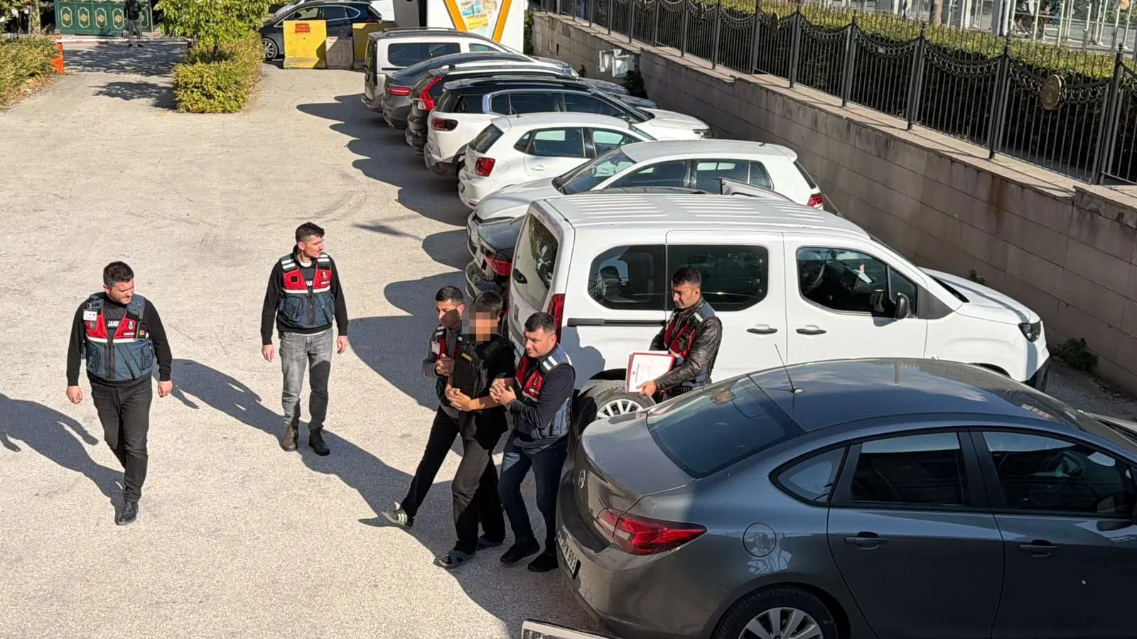 Eskişehir'de kan donduran aile dramı: 15 yaşındaki yeğen cinayet şüphelisi olarak adliyede
