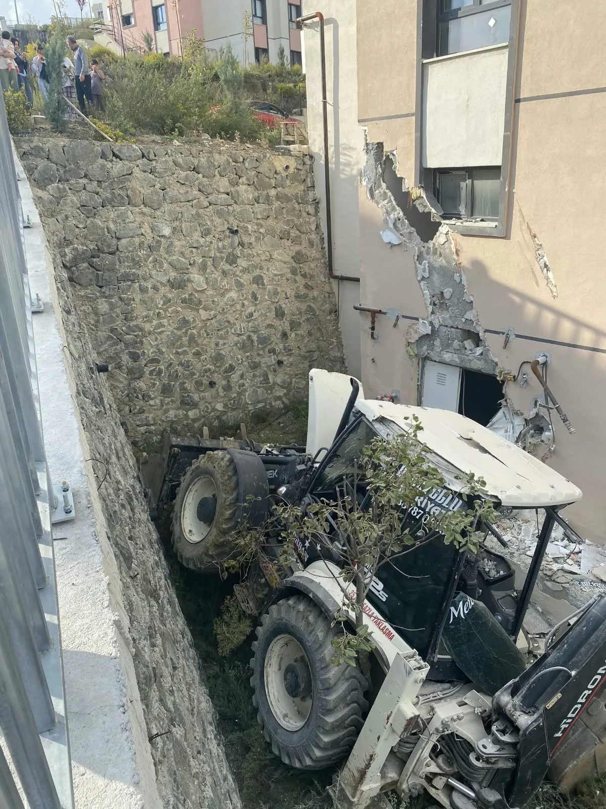 Antakya'da korkutan kaza: Kontrolden çıkan iş makinesi binaya daldı