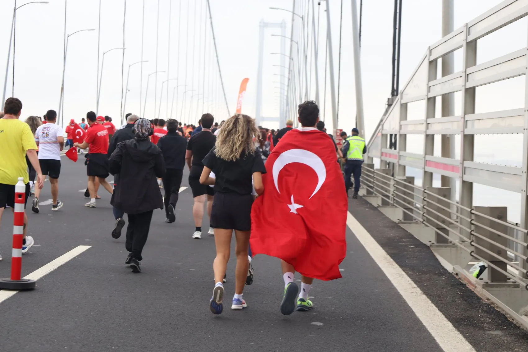 Dev köprüde tarihi buluşma: Cumhuriyet coşkusu 6 bin 500 adımla zirveye taşındı