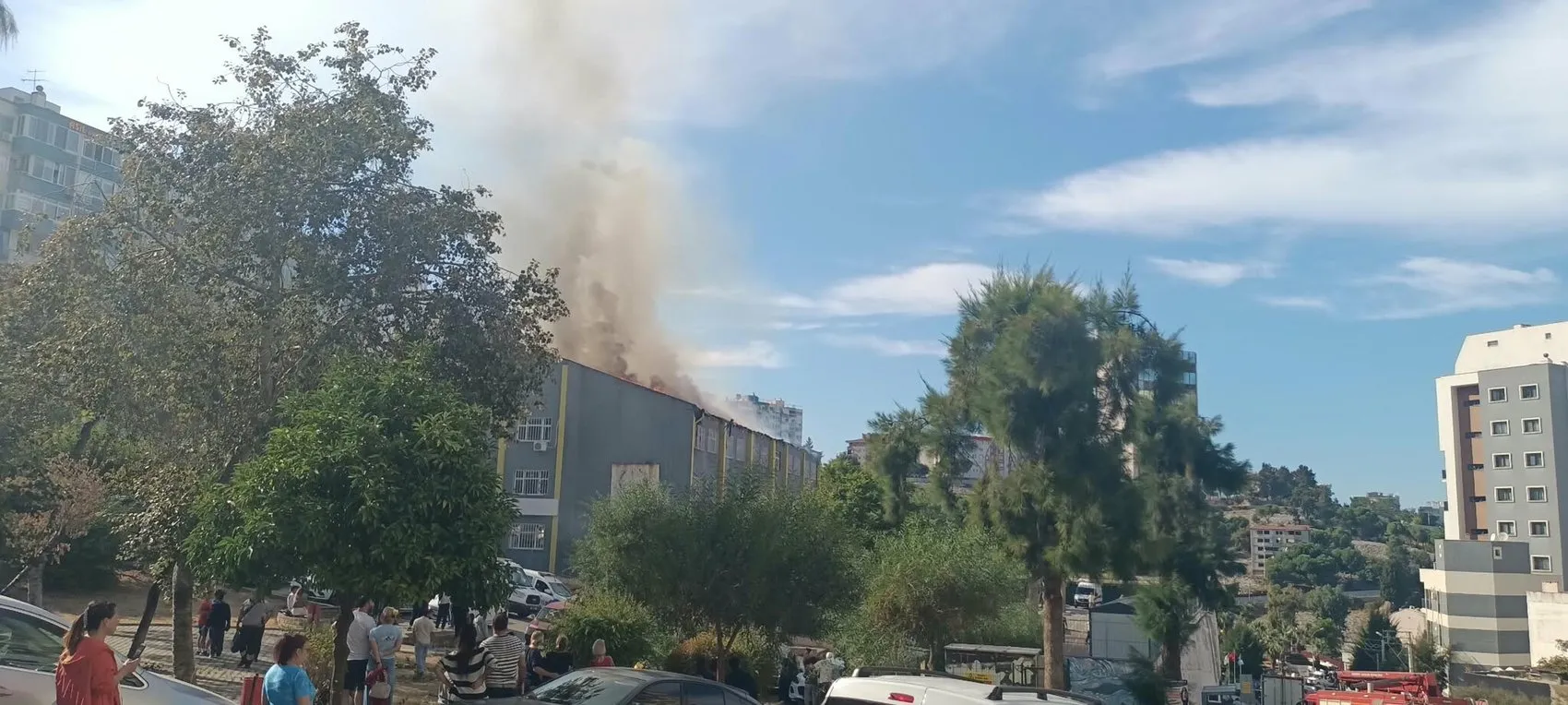 Karabağlar'da okul paniği: Çatıdan yükselen alevler korkuttu