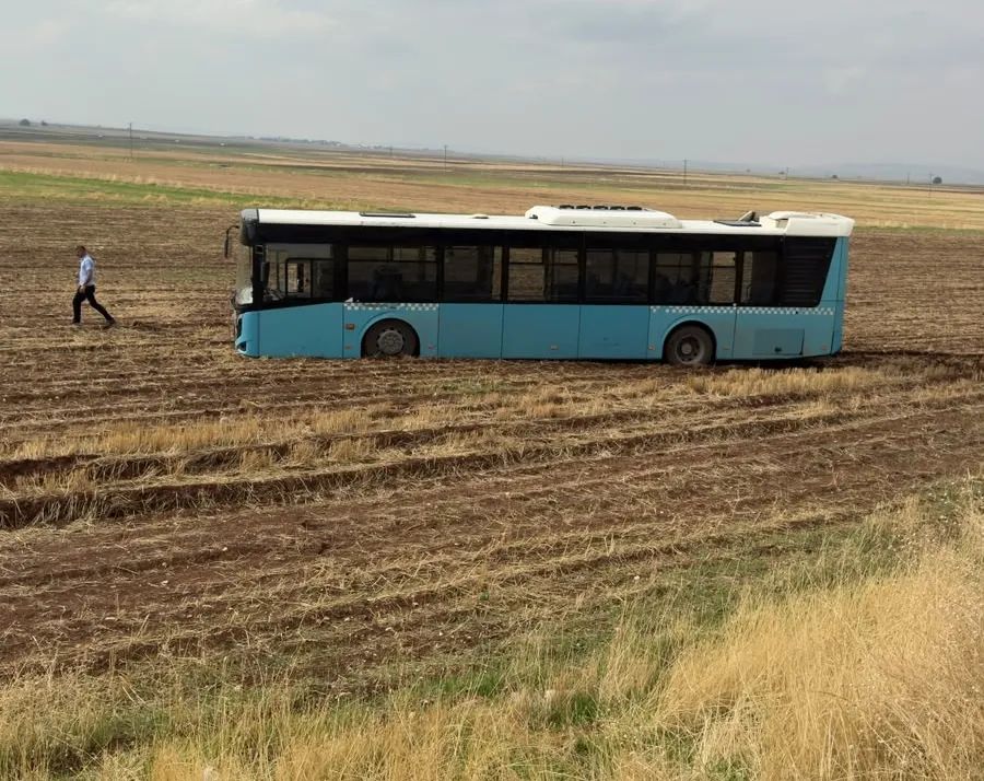 Diyarbakır'da korku dolu anlar: Freni boşalan otobüs tarlaya daldı