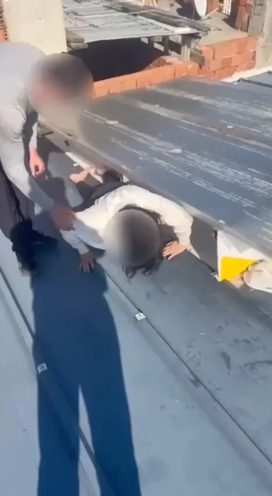 Polisten kaçmak için çatıya sığındı: 20 suç kaydı olan hükümlü kıskıvrak yakalandı