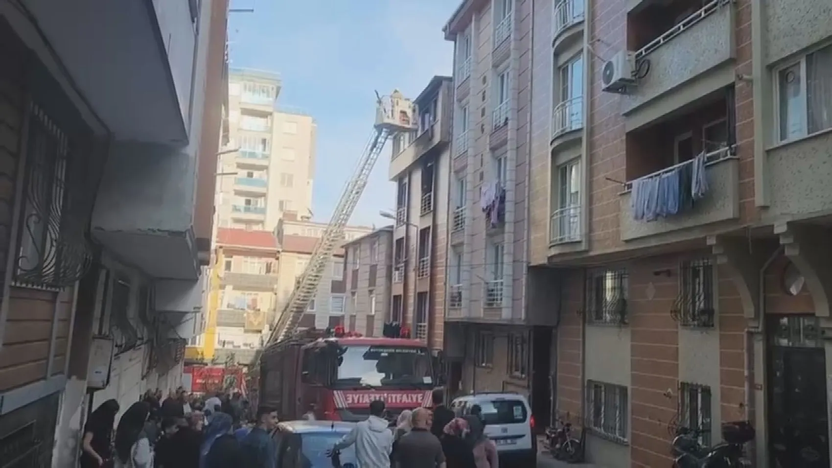 Esenyurt'ta korku dolu anlar: Alevlerin arasında kalan 5 kişi son anda kurtarıldı
