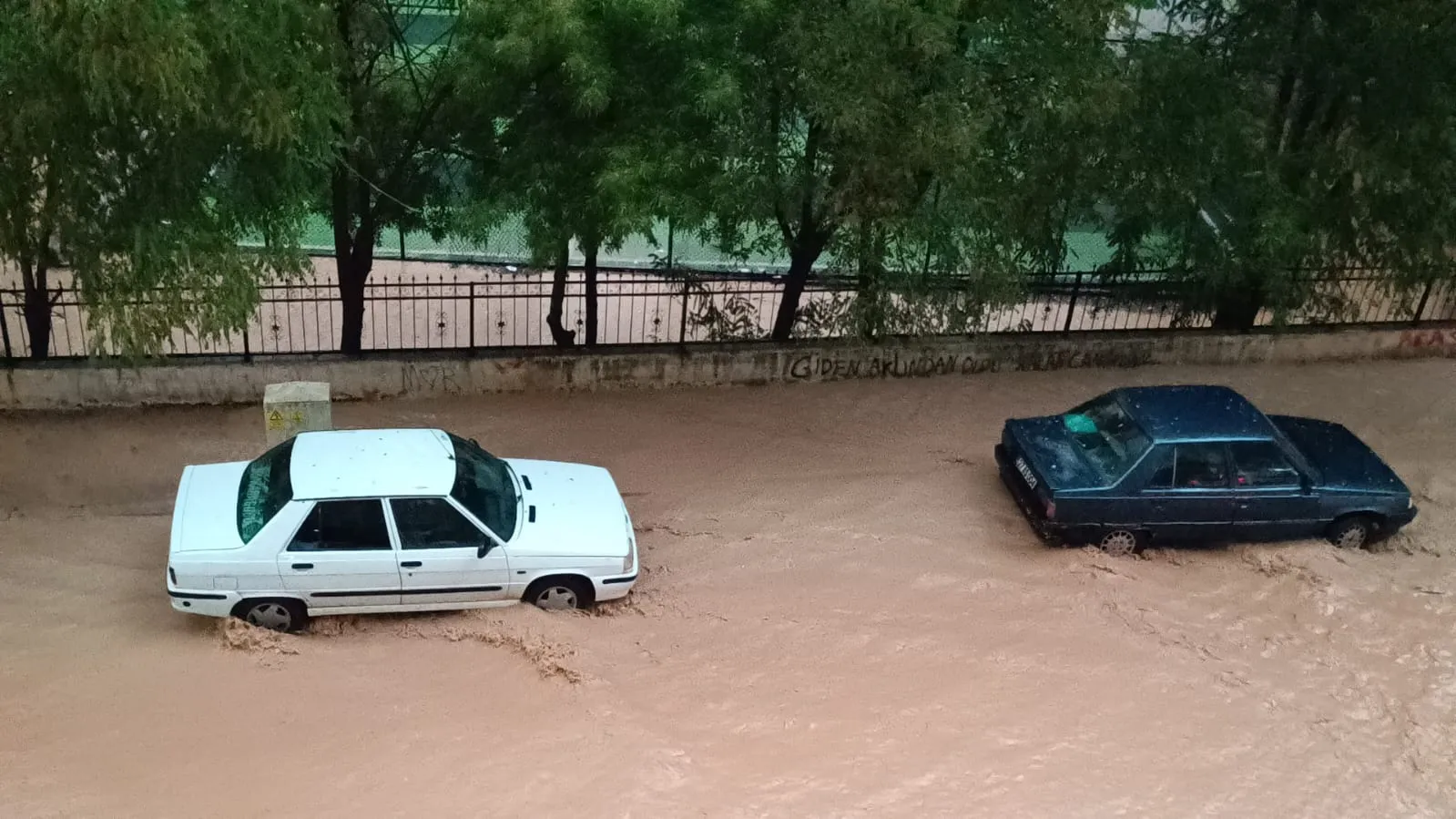 Adıyaman'da gökyüzü boşaldı: Şehir merkezi ve ilçelerde hayat felç oldu