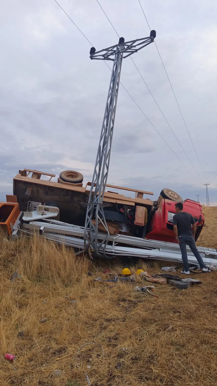 Ergani yolunda korkunç kaza: Elektrik işçilerini taşıyan araç devrildi