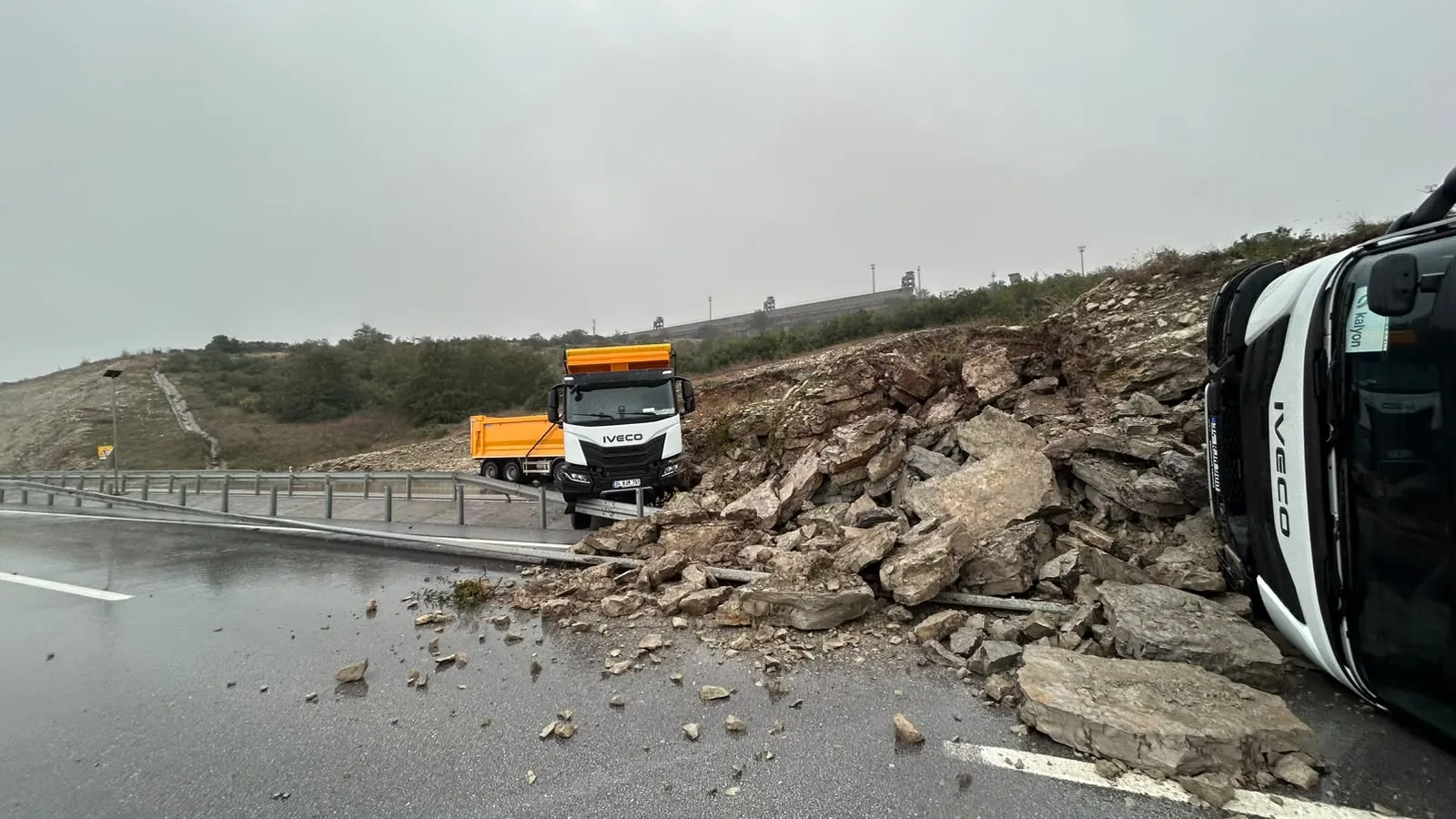 Kandıra yolunda dehşet anları: İkinci heyelan ekipleri yakaladı