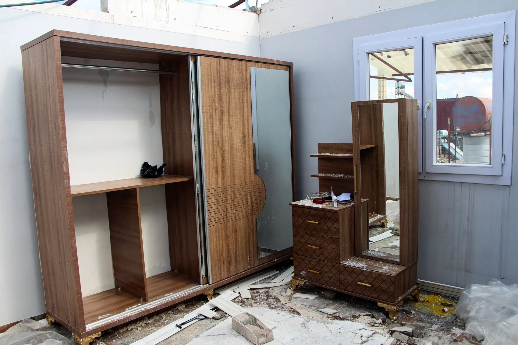 Adana'da dehşet anları: Çatı uçtu, ev sakinleri deprem sanıp paniğe kapıldı
