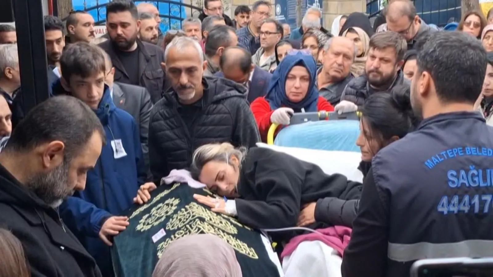 Maltepe'deki acı veda: 5 yaşındaki Gülce'nin tabutuna sedyeyle veda etti