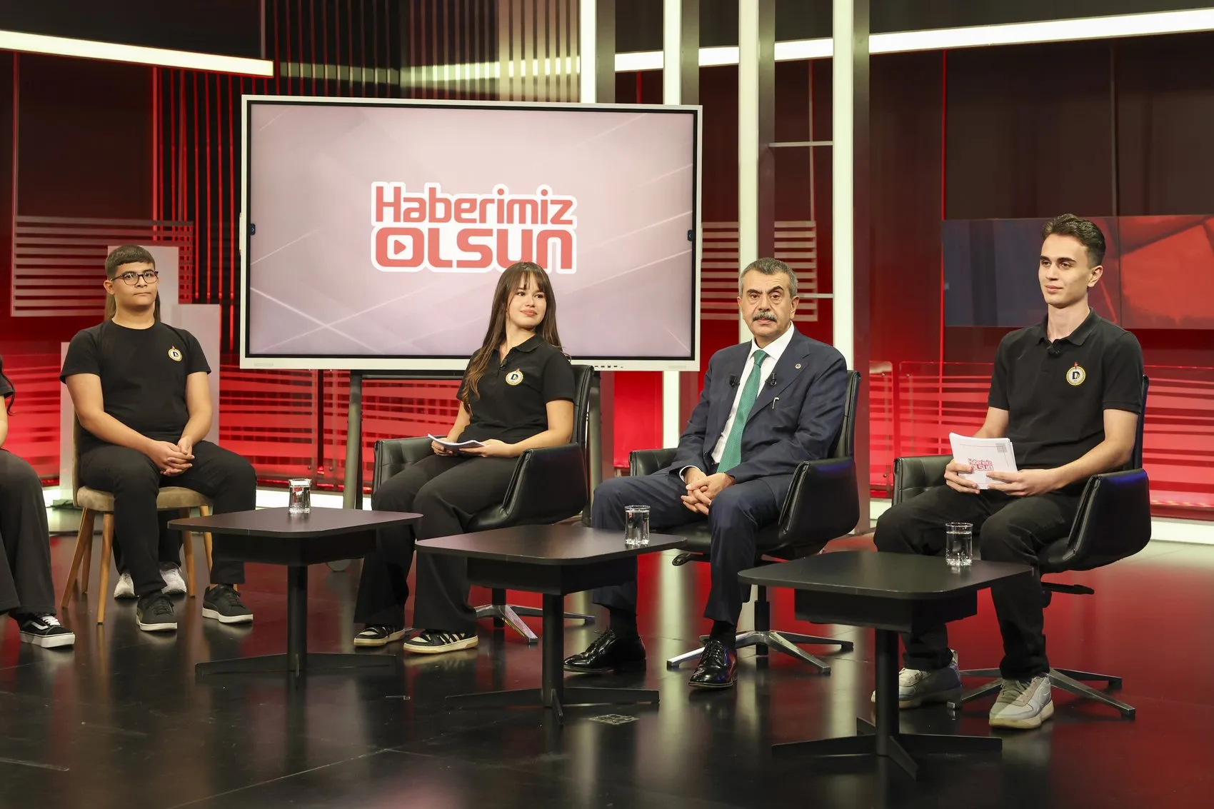 Bakan Tekin'den genç iletişimcilere tam destek: Medyanın geleceği bu sıralarda şekilleniyor