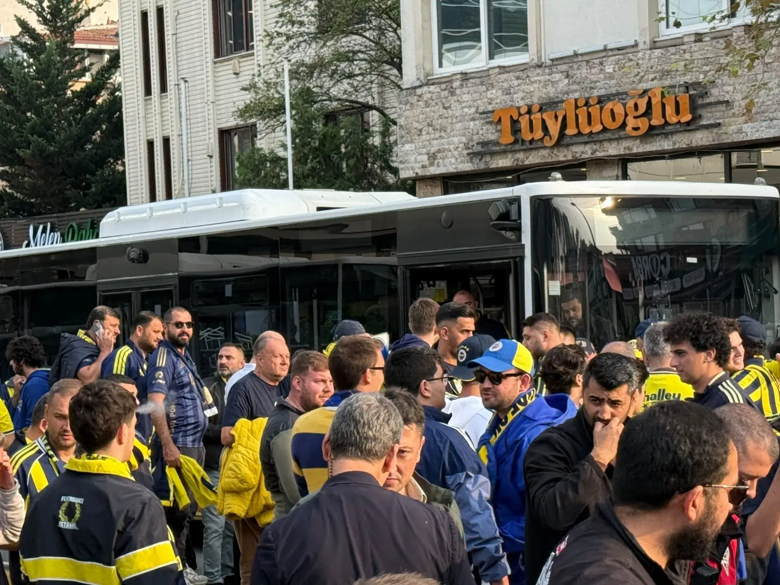 Kadıköy'de dev derbi heyecanı: Sarı-lacivertli taraftarlar Rams Park yolcusu