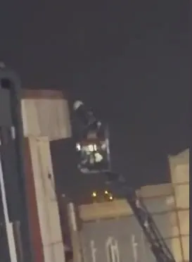 Cumhuriyet Meydanı'nda korku dolu anlar: İş hanının çatısı alevlere teslim oldu