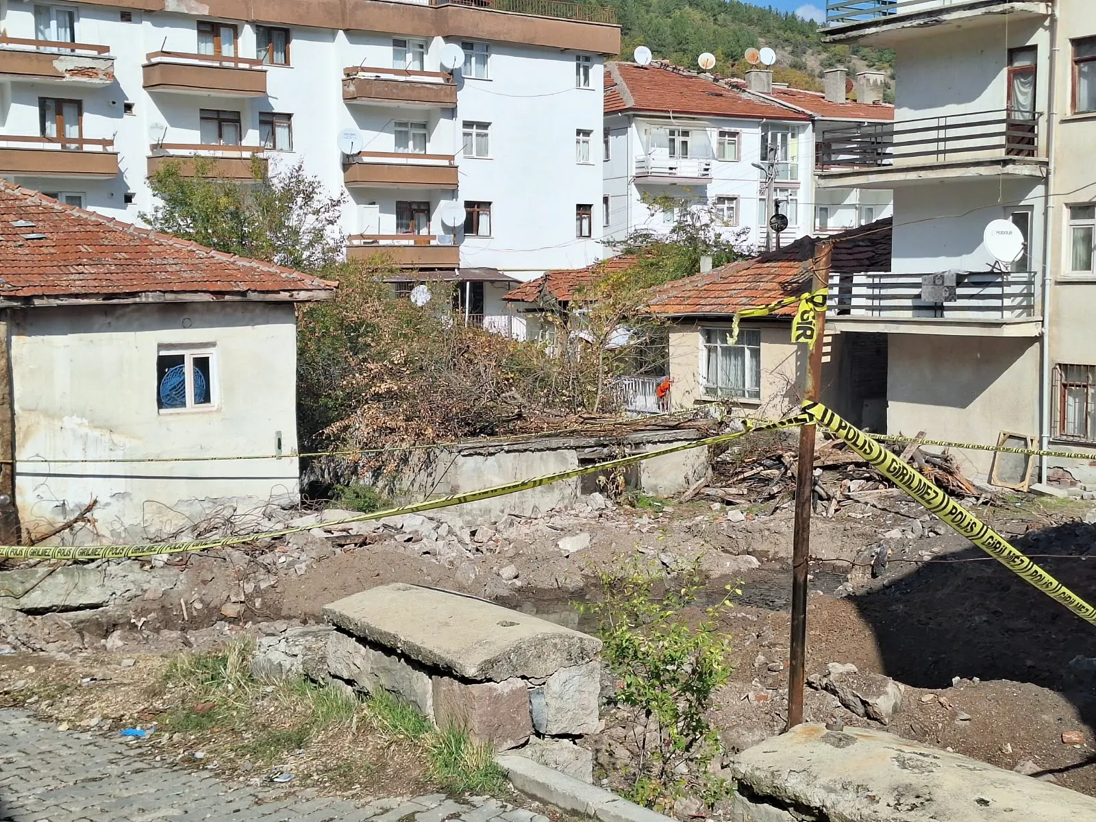 17 yıllık sır yangınla ortaya çıktı: Evin zemininde dehşet verici bulgular