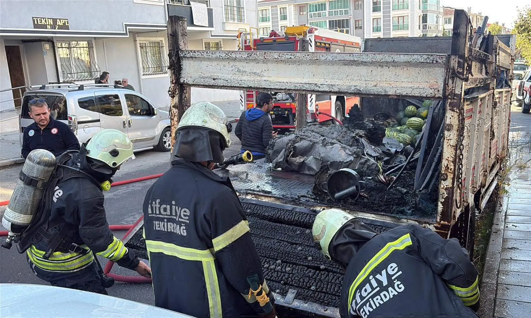 Çorlu'da sabah saatlerinde korkutan manzara: Karpuz yüklü araç alevlere teslim oldu