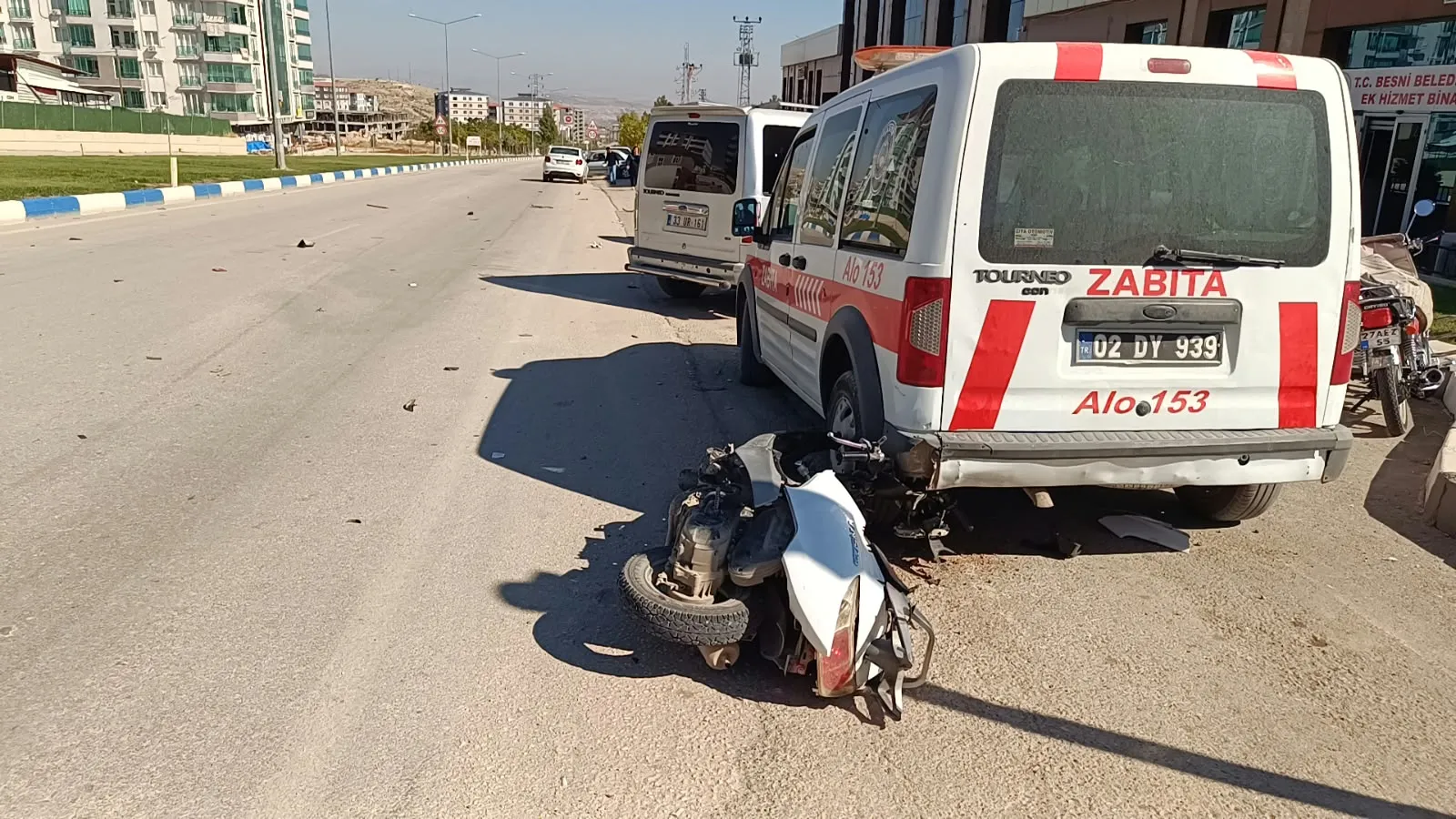 Besni'de trafik dehşeti: Motosiklet sürücüsü yaşam mücadelesi veriyor