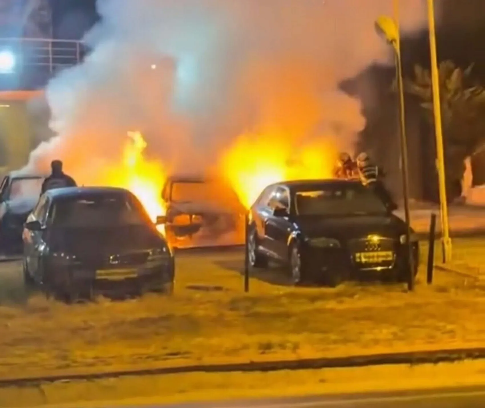 Kuşadası'nda gece yarısı dehşeti: Otomobiller alevlere teslim oldu