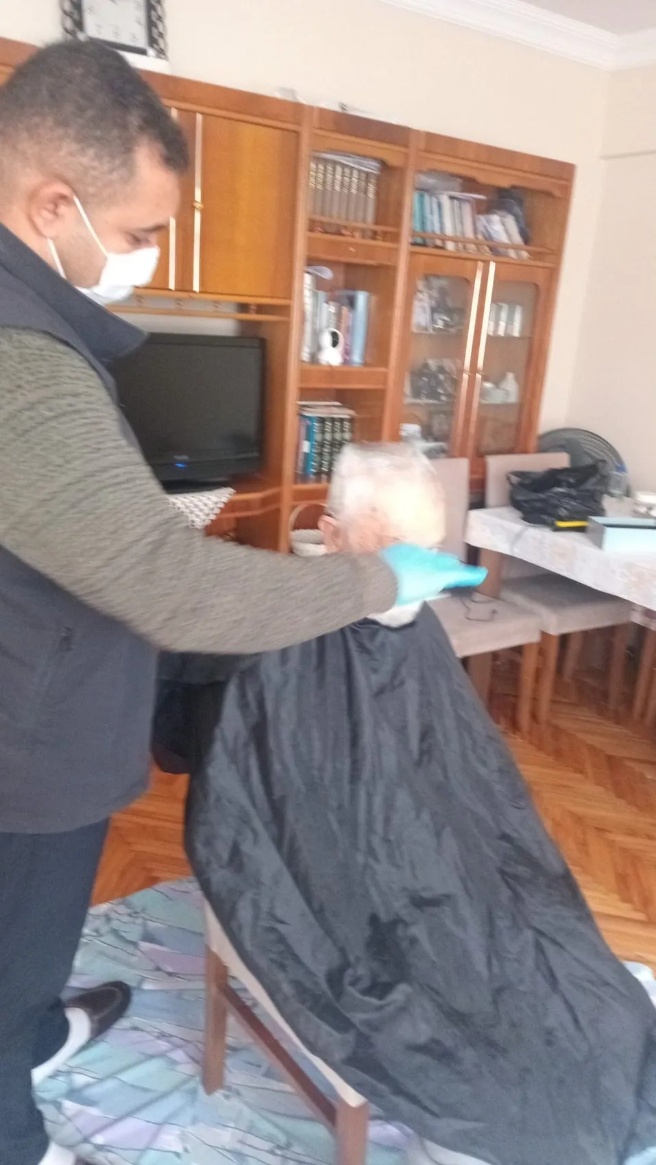 Fatih'te kimsesizlerin kapısı çalınıyor: Yaşlılar için şefkat eli uzandı