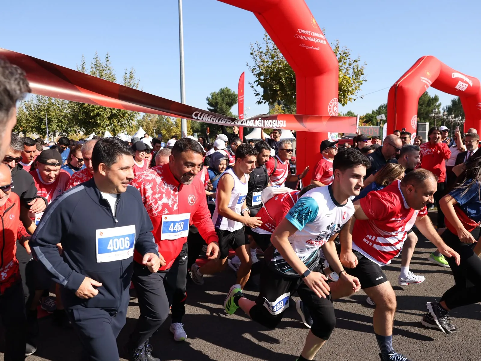 Ankara'da dev organizasyon: 4 bin sporcu başkent sokaklarını maraton alanına çevirdi