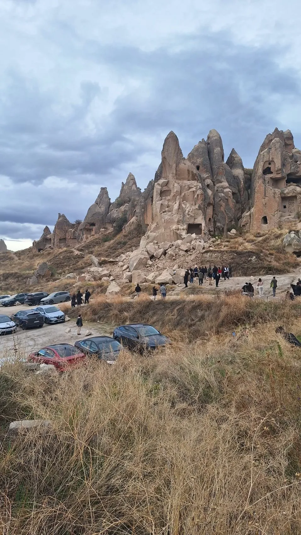 Kapadokya'da turistik gezi faciayla bitti: Peribacasından kopan kayalar can aldı