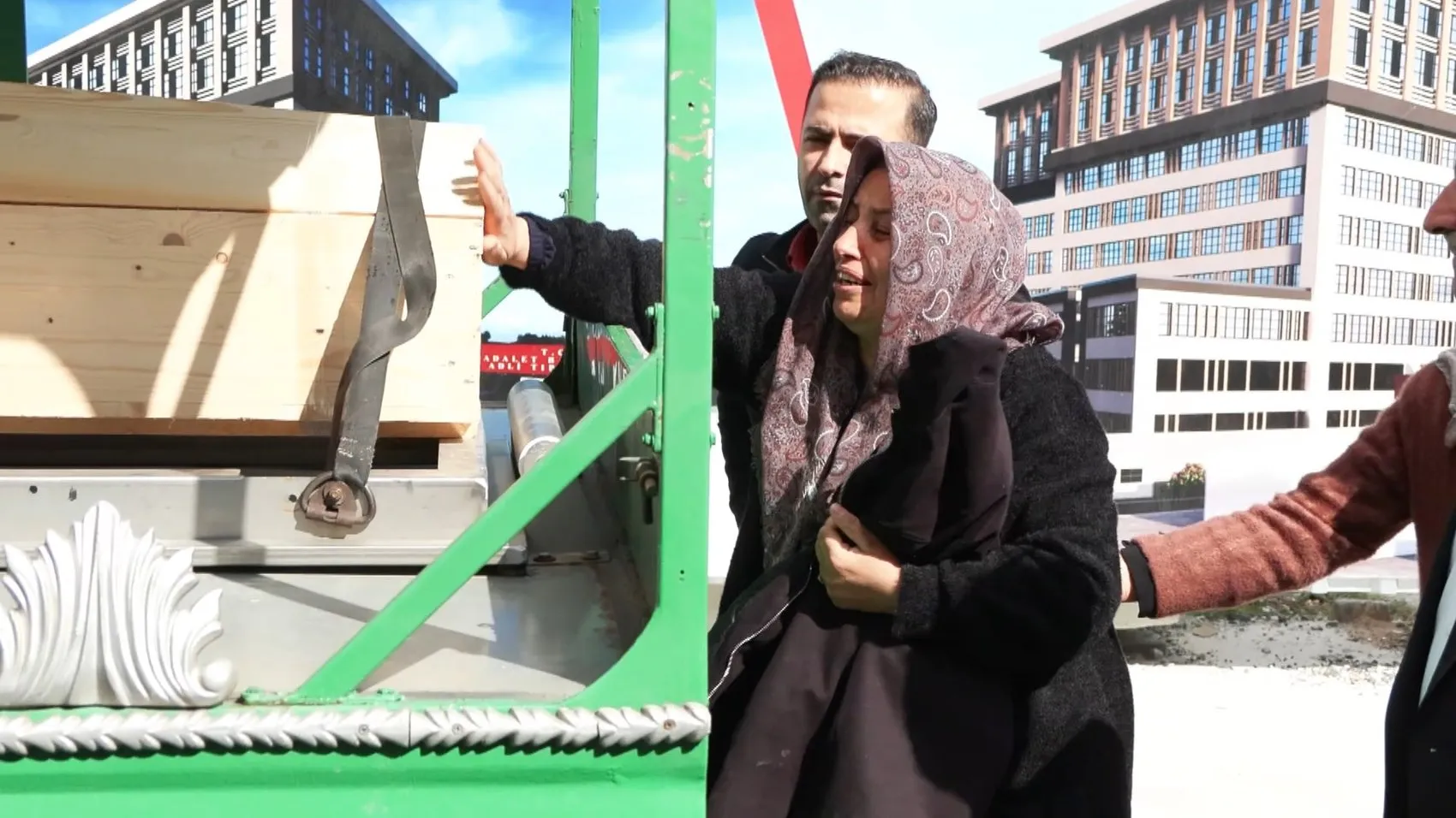 İşten atılma korkusuyla ölüme gönderildiler: Çocukluk arkadaşları yağmurda tabela montajına zorlandı