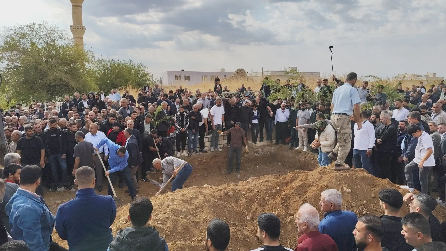 Taziye dönüşü gelen acı haber: Aynı aileden 4'ü çocuk 6 kişi son yolculuğuna uğurlandı