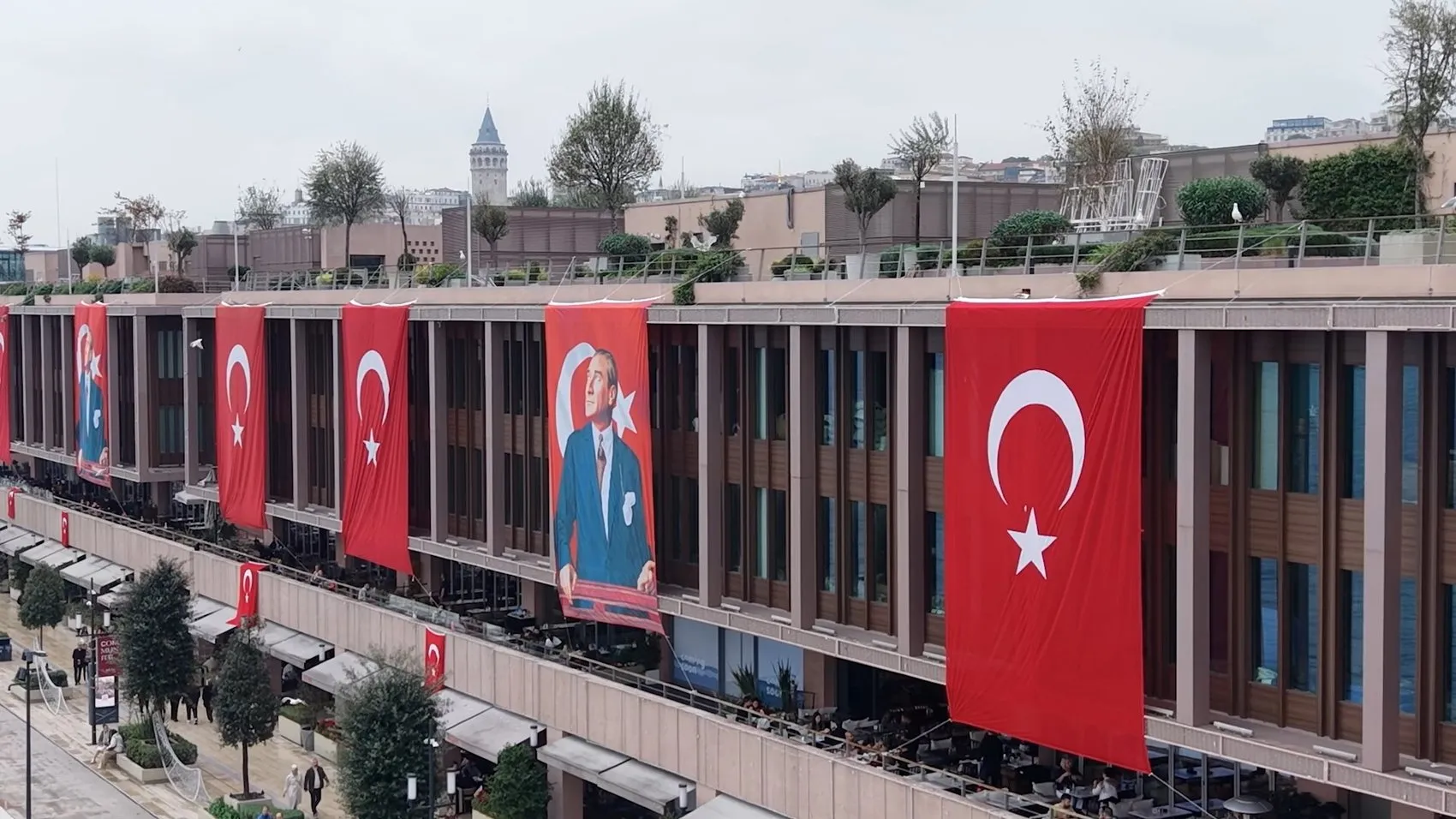 İstanbul'un kalbinde Cumhuriyet coşkusu: Gökyüzünden yansıyan kırmızı beyaz manzara