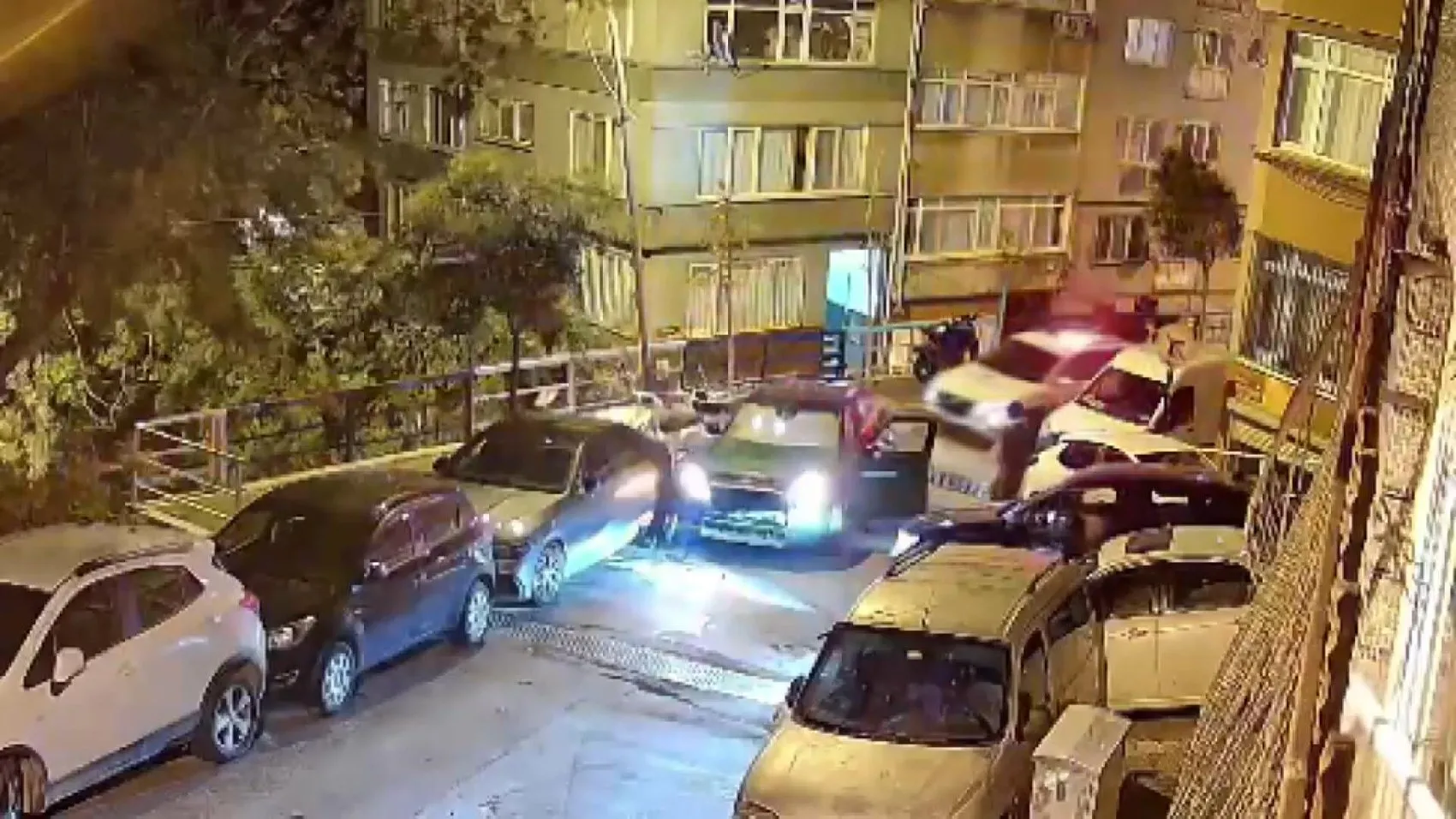 Beşiktaş'tan Şişli'ye uzanan alkollü kaçış: Park halindeki araçları birbirine kattı