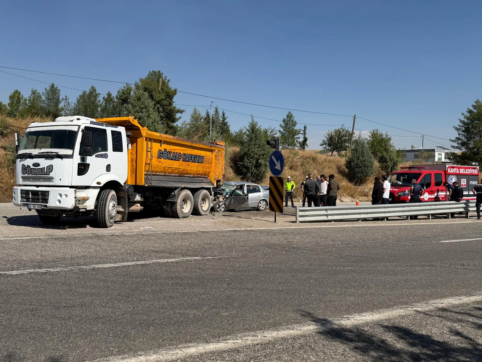 Kahta yolunda dehşet anları: Hafriyat kamyonuna çarpan otomobilde can pazarı