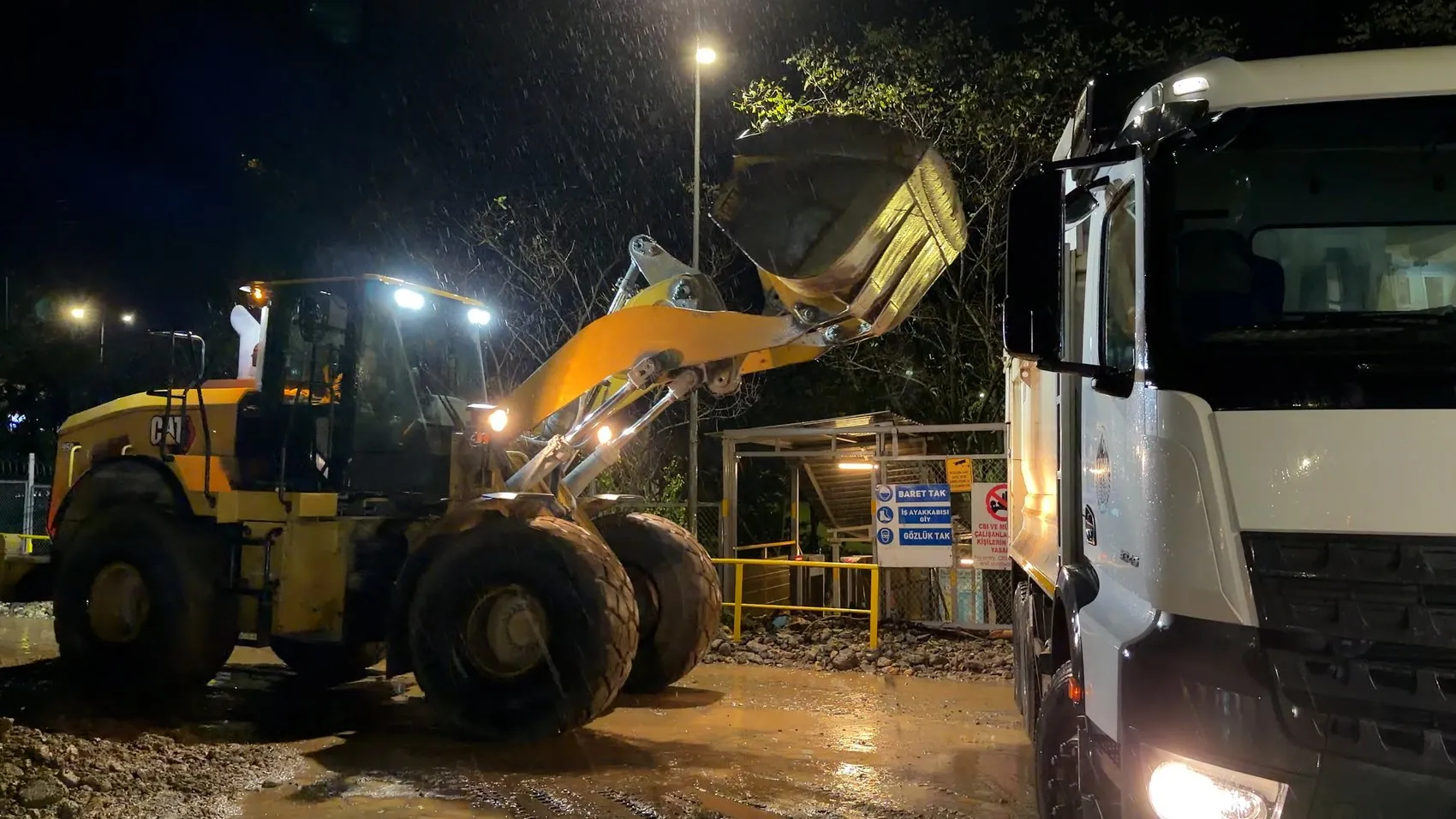 Çayeli'nde kabus dolu saatler: Irmak taştı, yollar sular altında kaldı