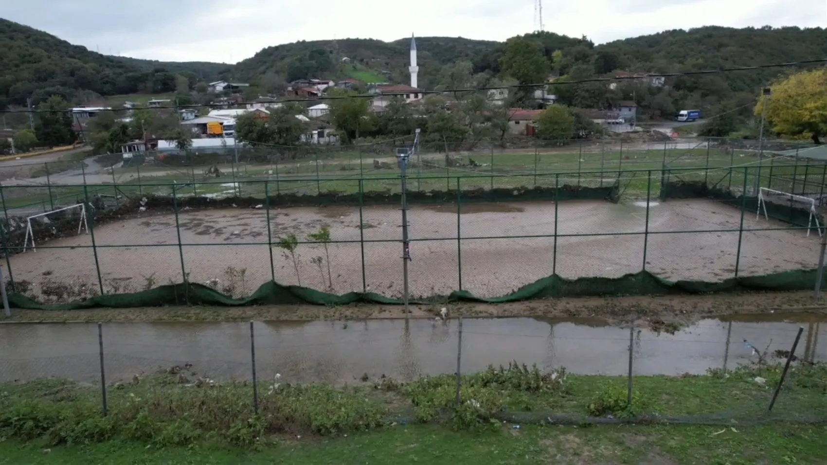 İstanbul'da kabus dolu anlar: Dere taştı, ana arter çöktü