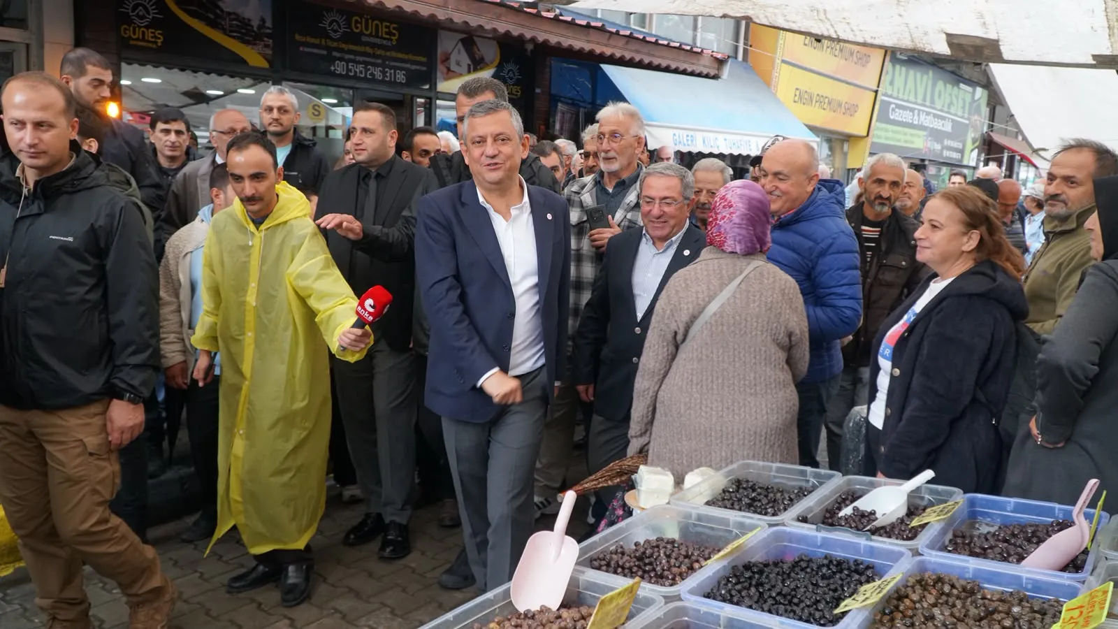 Özgür Özel'den Artvin'de sert çıkış: İktidarın fon oyunlarıyla kendi seçmenini bile soyduğu bir düzen var