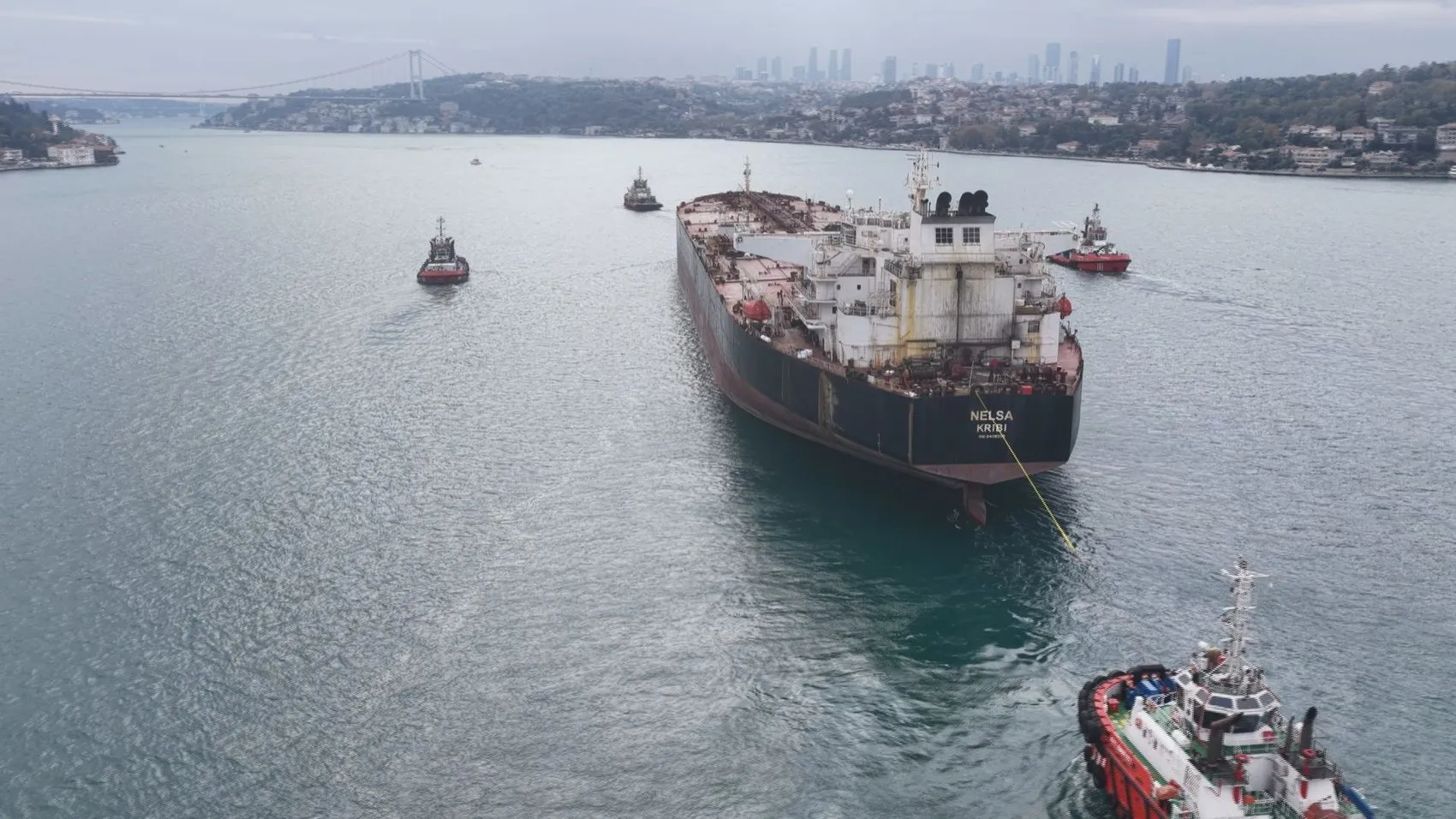 Saldırıya uğrayan dev tanker İstanbul Boğazı'nı kilitledi