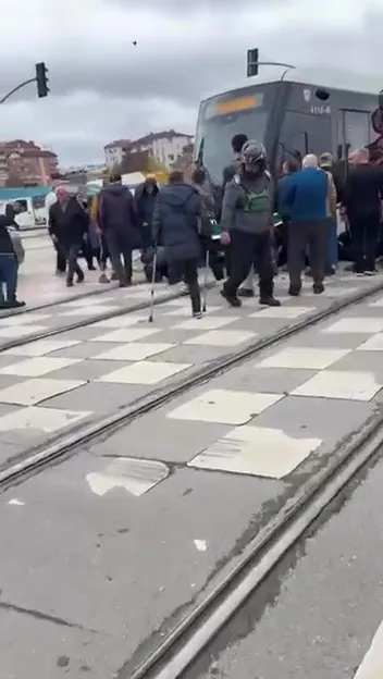İzmit'te tramvay hattında korkunç kaza: İki yaya ağır yaralandı