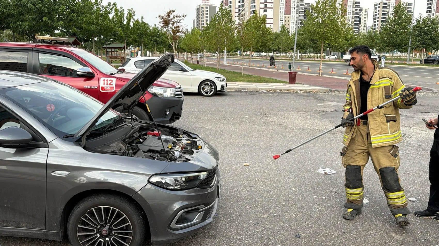 İtfaiyenin pes ettiği noktada vatandaşlar devreye girdi: Otomobilin kaputuna gizlenen davetsiz misafir