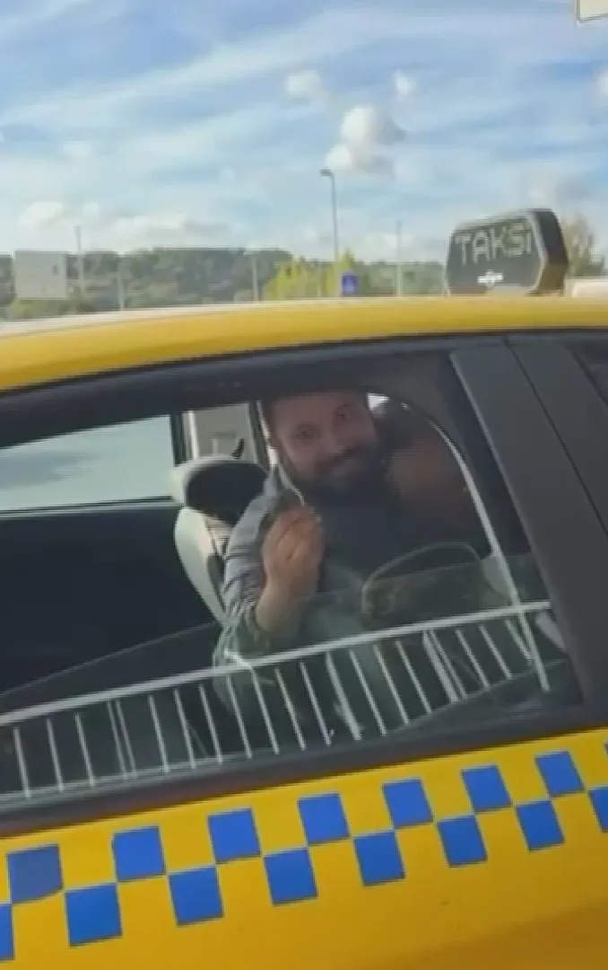 Taksiciden bebek arabalı yolculara şok tepki: Nakliyeci değilim diyerek araçtan indirdi