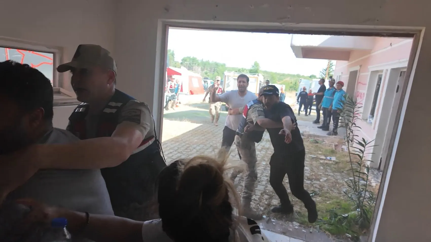 Şanlıurfa'daki tatbikatta gerçeği aratmayan anlar: Enkaz başındaki feryatlar jandarmayı zorladı