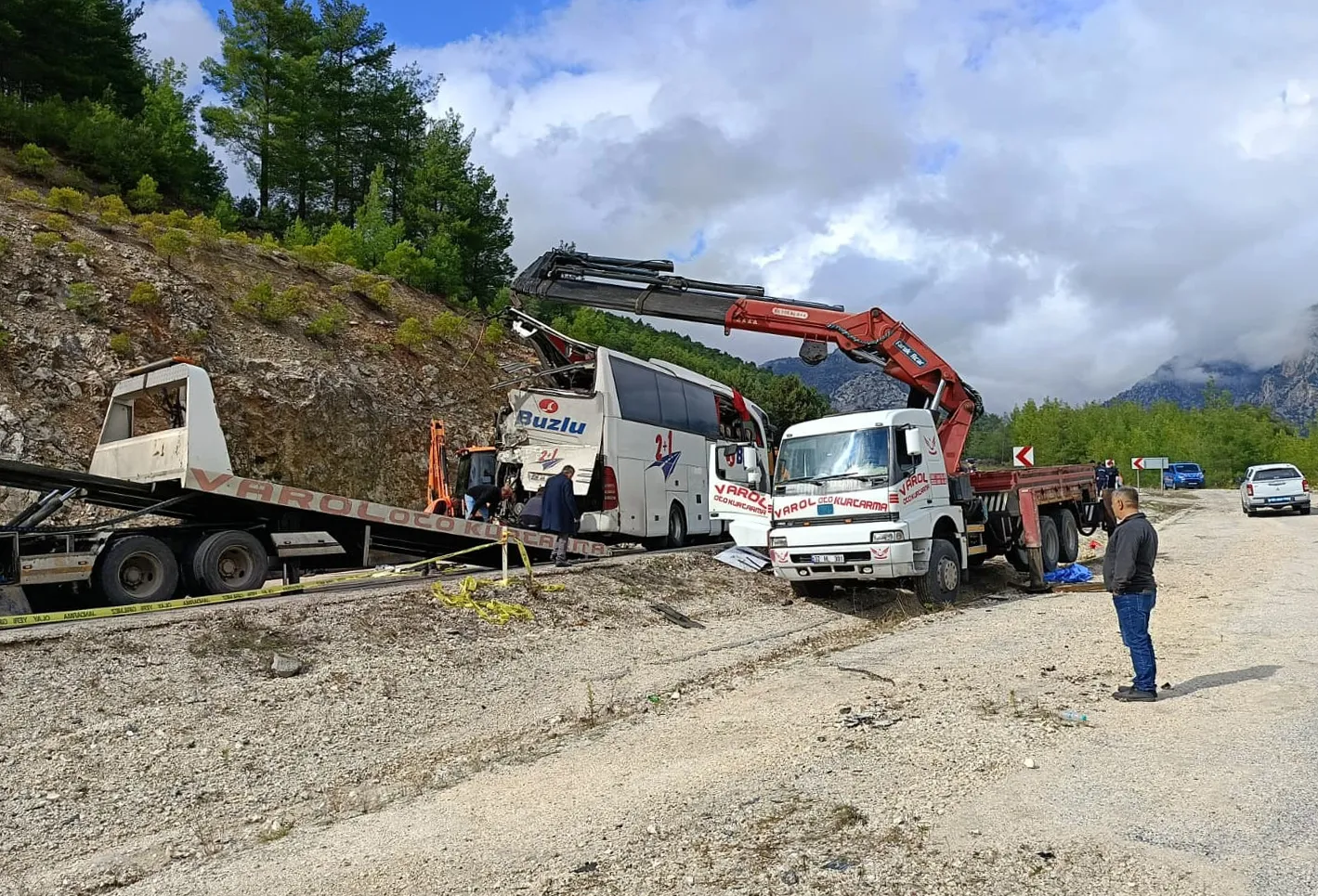 Isparta-Antalya hattında acı bilanço: Yolcu otobüsü devrildi