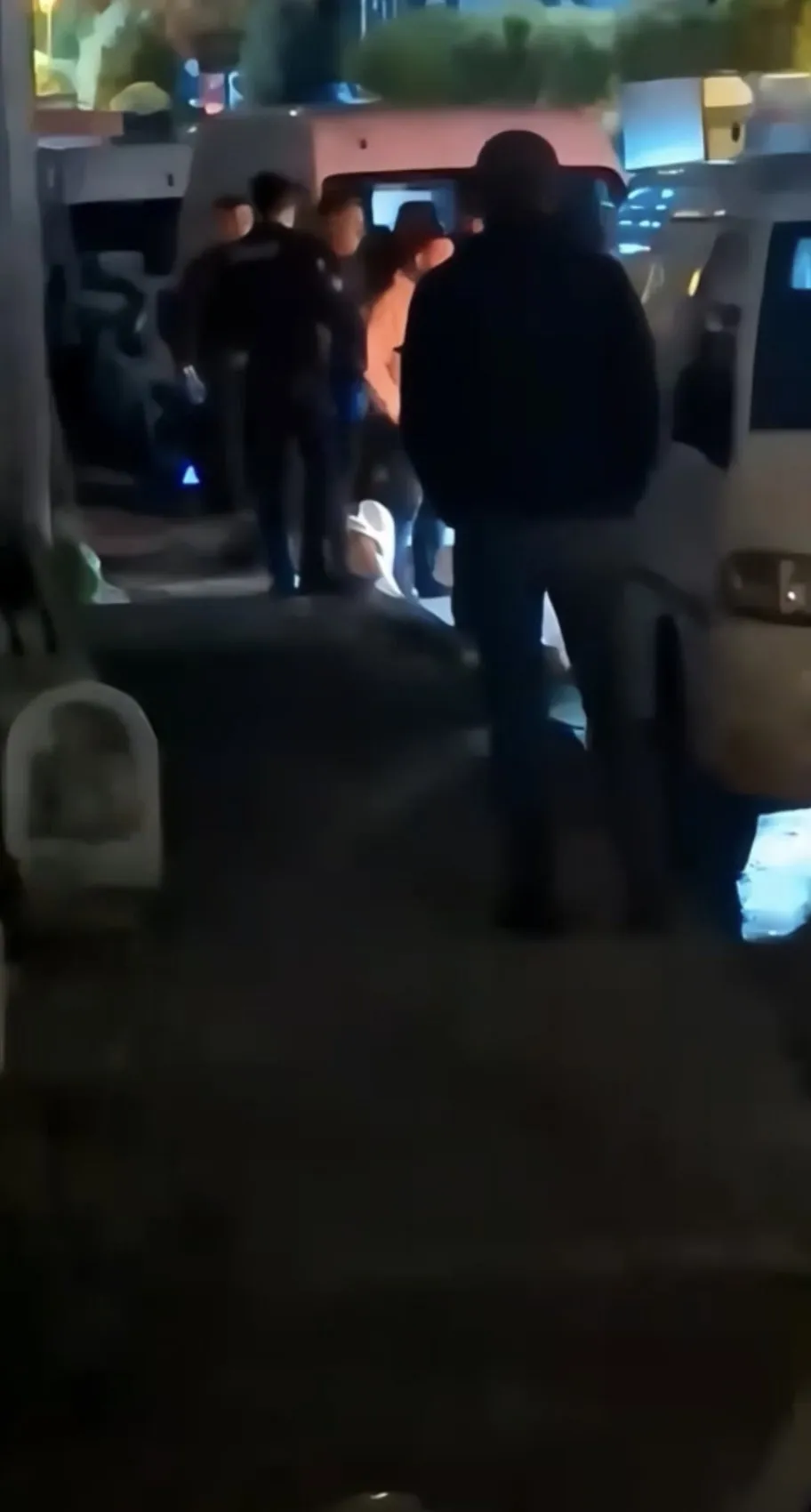 Kağıthane'de dehşet anları: Çıplak halde markete daldı, otomobilin altına saklandı