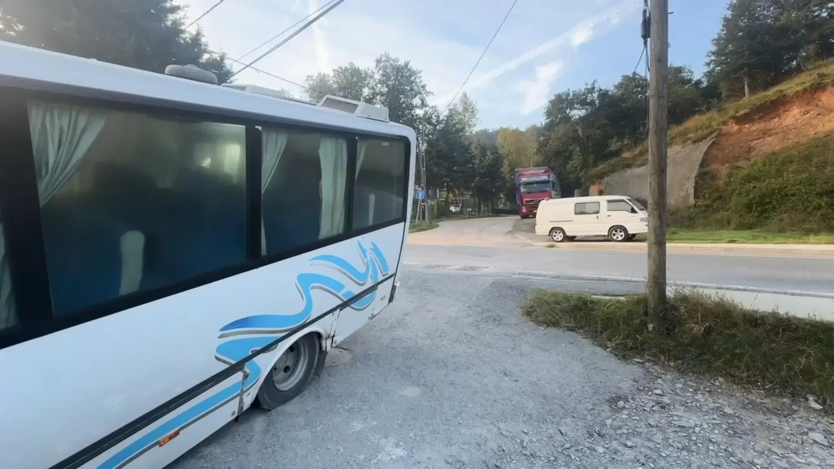 Arnavutköy'de korku dolu anlar: Kontrolden çıkan servis midibüsü bahçeye daldı