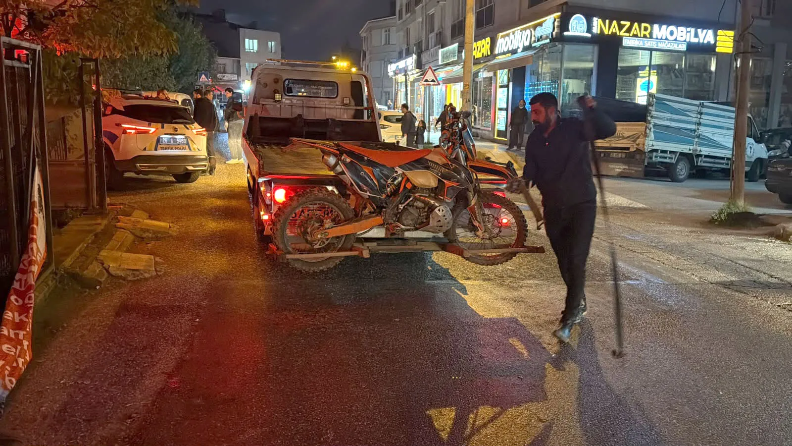 Polisten kaçarken servet değerinde ceza ile karşılaştı: Motosikletli sürücünün tehlikeli kovalamacası hastanede bitti