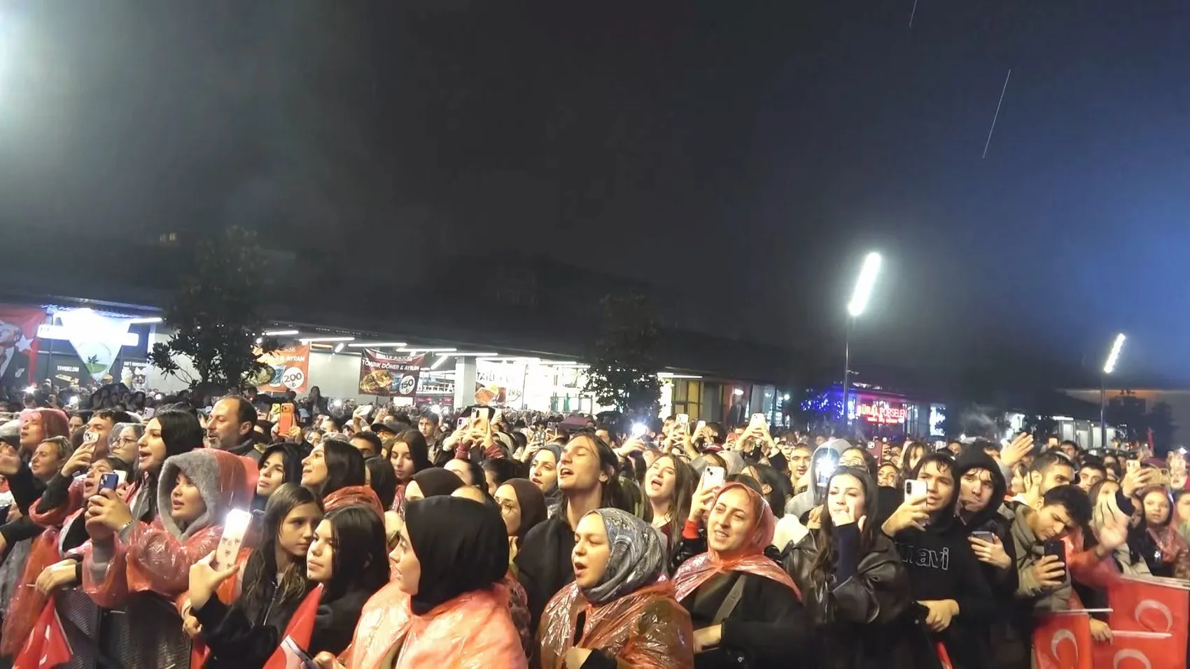 Bursa'da yağmur dinlemedi: Göksel ile Cumhuriyet coşkusu meydanlara taştı
