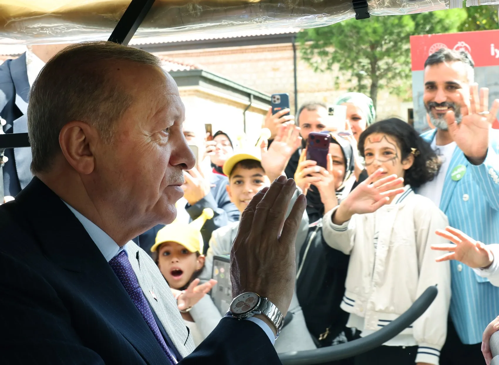 Rami Kütüphanesi'nde sürpriz buluşma: Cumhurbaşkanı Erdoğan ailelerle bir araya geldi