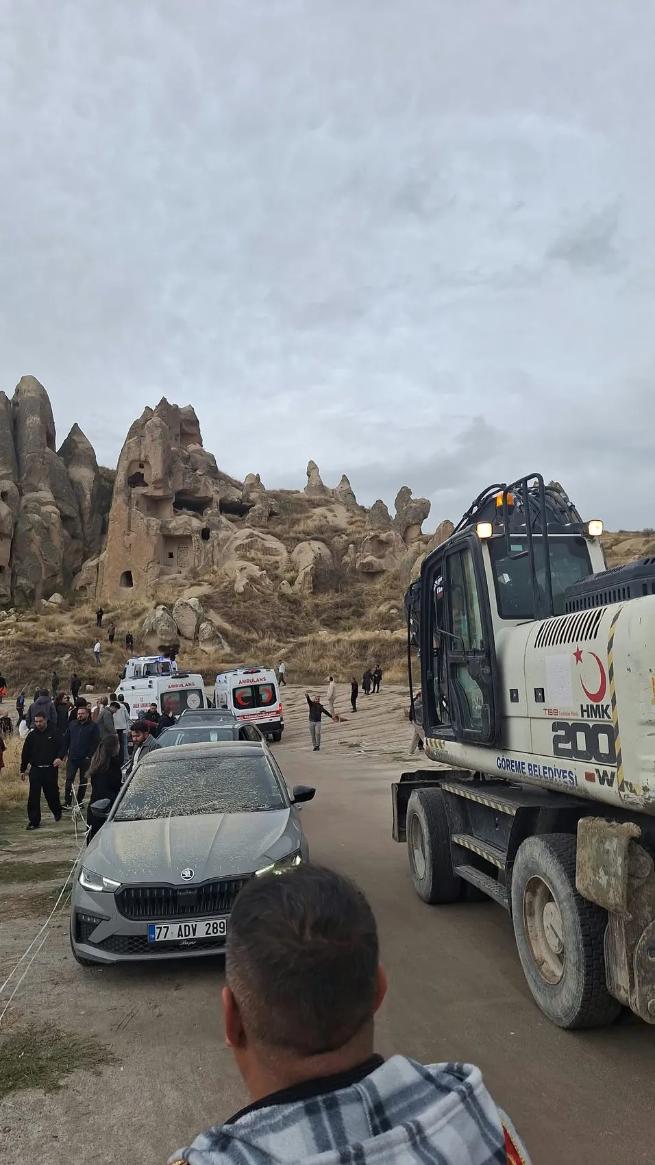Kapadokya'da turistik gezi faciayla bitti: Peribacasından kopan kayalar can aldı