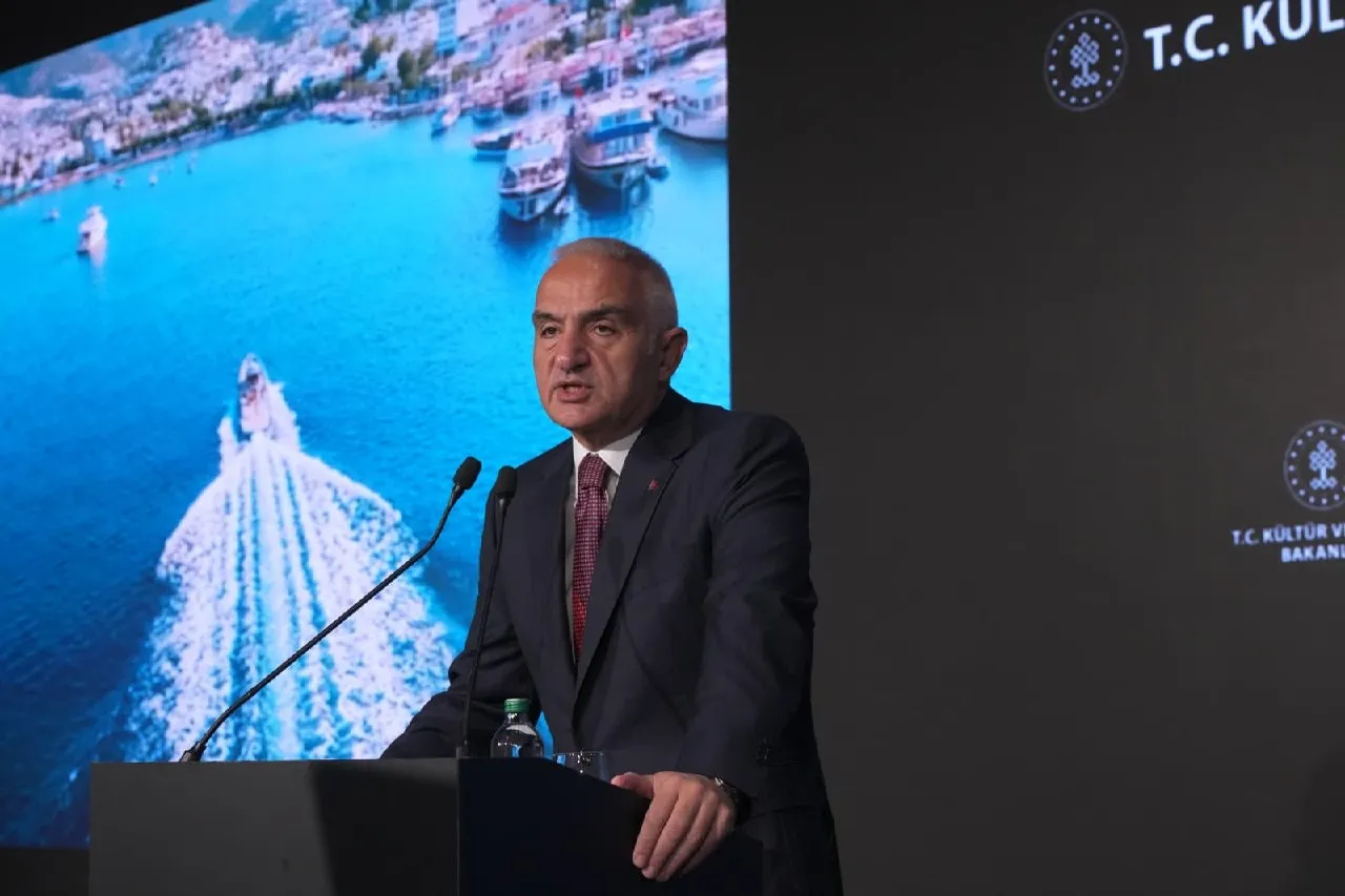 Turizmde rekor üstüne rekor: Bakan Ersoy 65 milyar dolarlık hedefi işaret etti